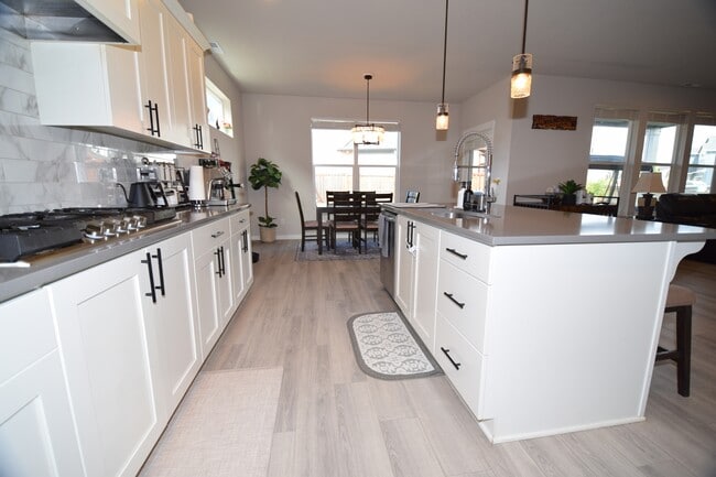 Building Photo - 1690 S Quartz Dr