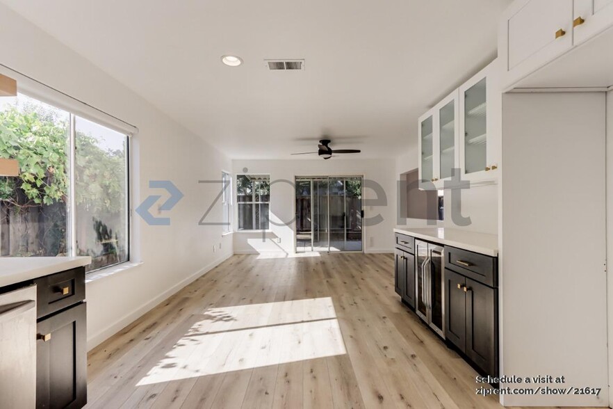 Building Photo - 741 Vinca Ct