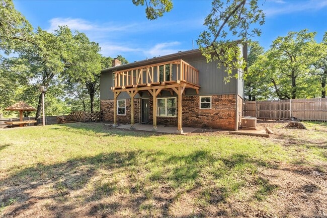Building Photo - 9710 N Oak Cliff Dr