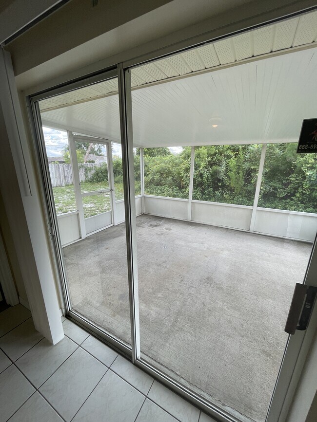 Building Photo - 3049 Mandeville St