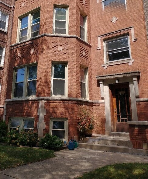 Primary Photo - 2738 W Winnemac Ave