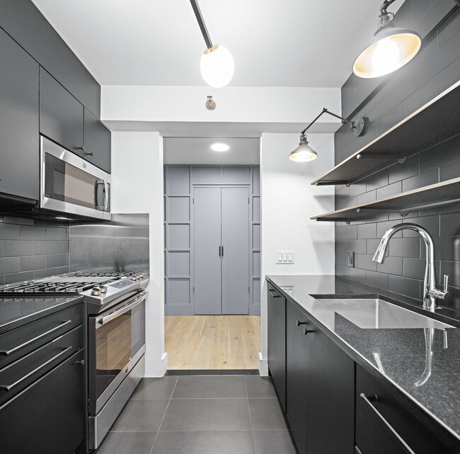 Building Photo - 516 W 47th St