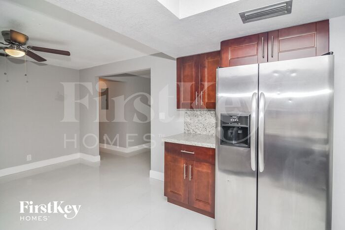 Building Photo - 2118 SW 31st Ave