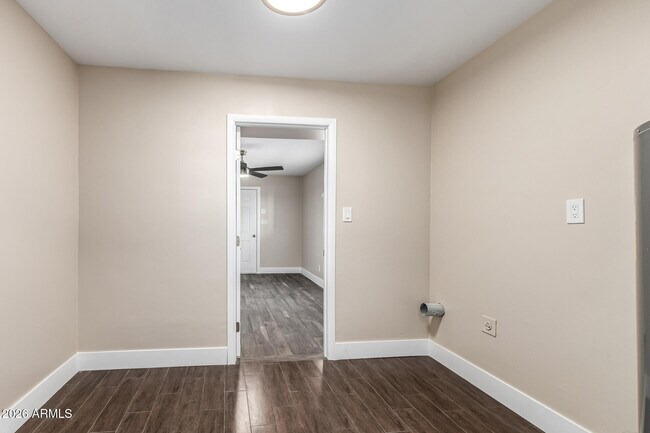 Building Photo - 7613 W Devonshire Ave