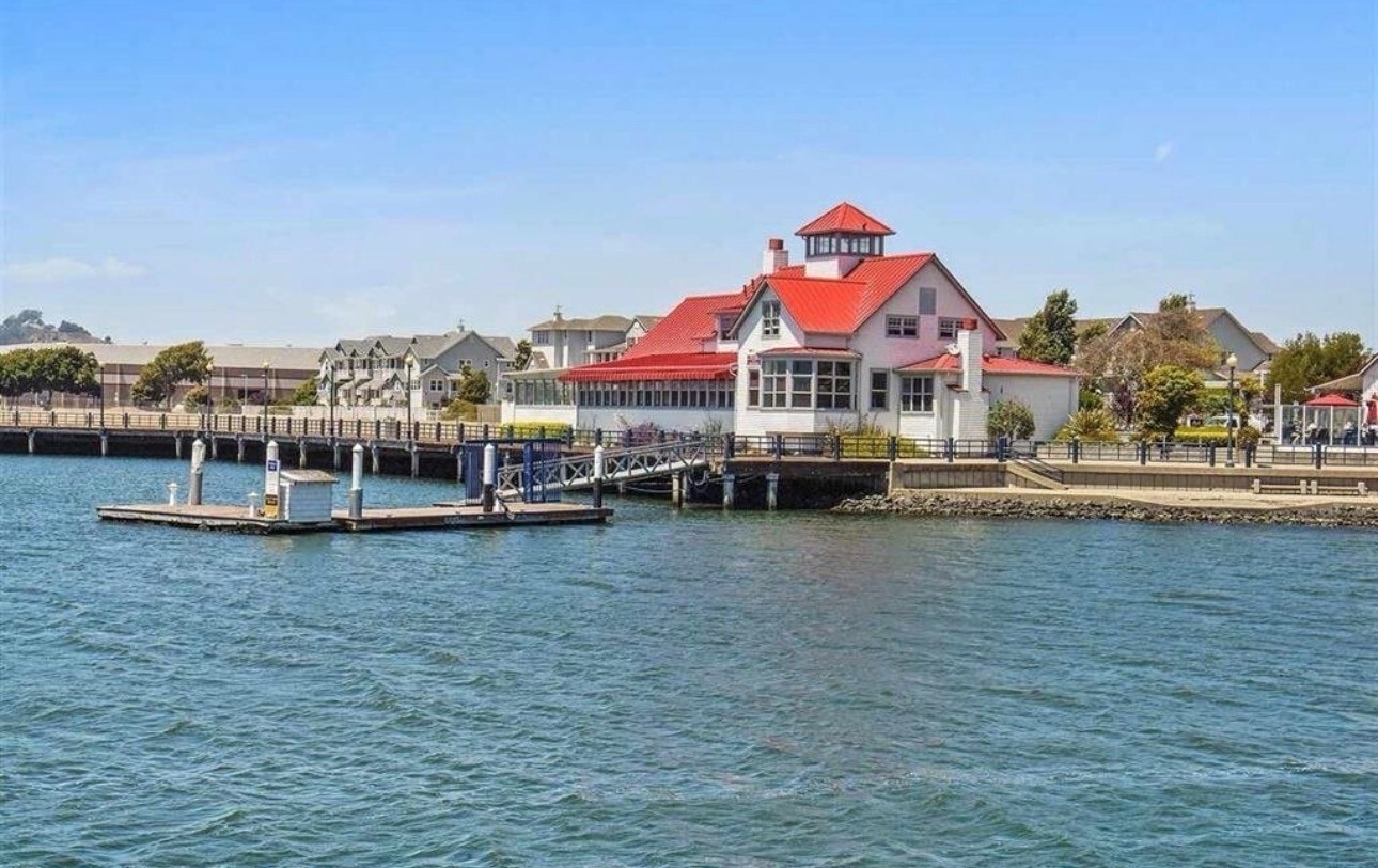 Building Photo - 2110 Northshore Dr