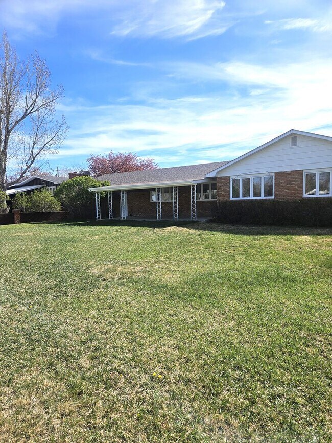 Building Photo - Beautiful home on the Golf Course