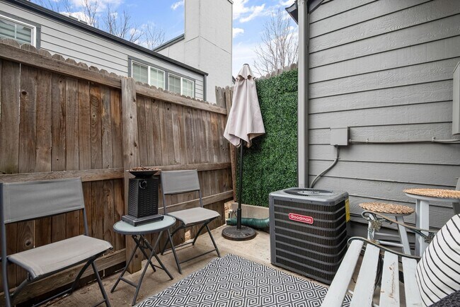 Building Photo - Charming 2BR Townhome in Denver