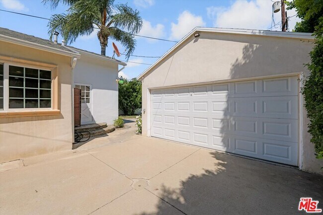 Building Photo - 5038 Hesperia Ave