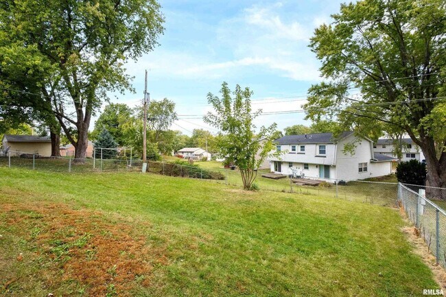 Building Photo - 3106 Maplecrest Rd