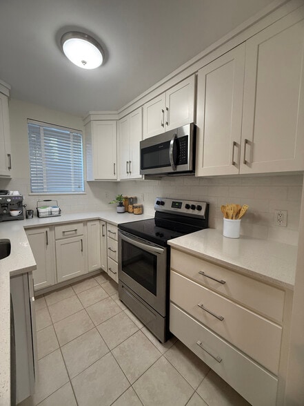 Building Photo - Signal View Apartments