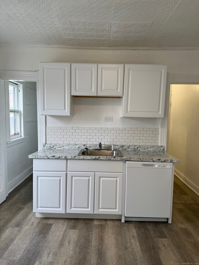 Building Photo - 174 Brentwood Ave