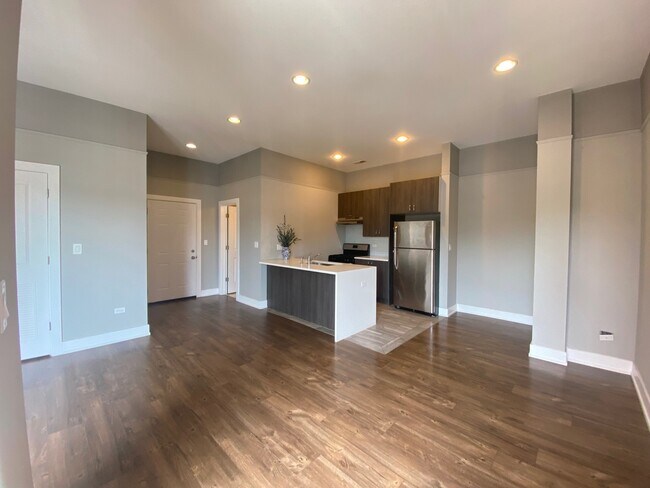 Building Photo - 5911 N Northwest Hwy