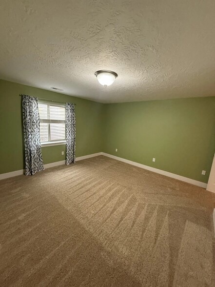 Building Photo - 1390 Stoneridge Dr