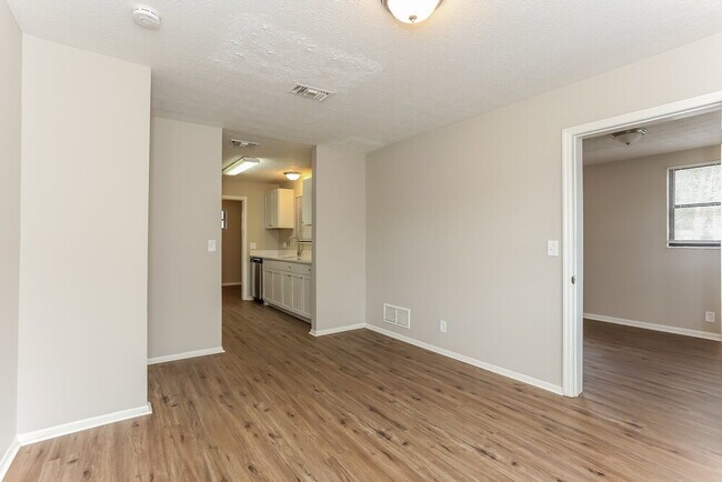 Building Photo - 2387 Betsy Dr
