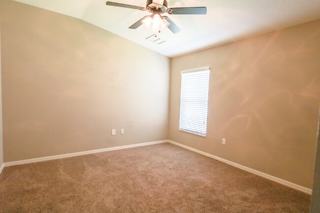 Building Photo - Beautiful 4 Bed 2 Bath 2 car garage in Sou...