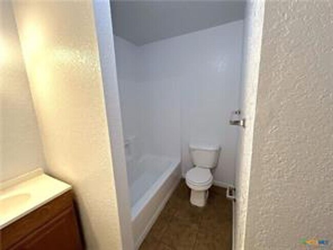 Building Photo - 2 Bed / 1 Bath Duplex Unit In Killeen