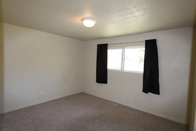 Building Photo - MOVE IN READY! Spacious 4-Bedroom Coconino...