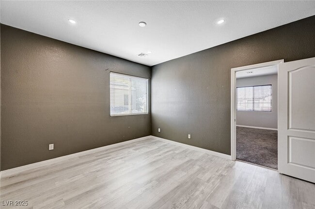 Building Photo - 8125 Chestnut Hollow Ave