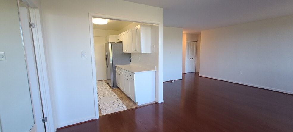 Building Photo - 10401 Grosvenor Pl