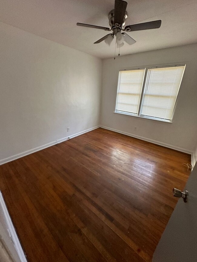 Building Photo - 3 bedroom 1 bath house with a large back yard! Available August 2026