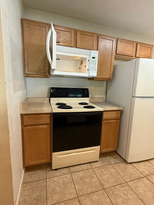 Building Photo - 527 W Harper St