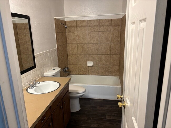Building Photo - 2 bed/1.5 bath unit close to Hallmark Park and Hulen Mall