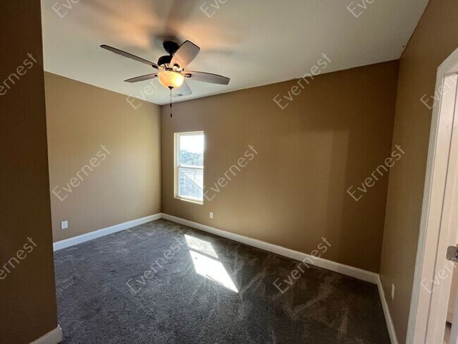 Building Photo - 1400 Carousel Rd