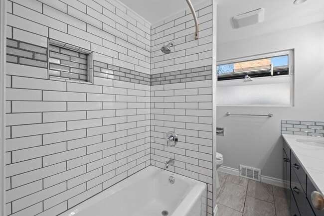 Building Photo - Elegant and Spacious Air-Conditioned Lincoln Park Rambler