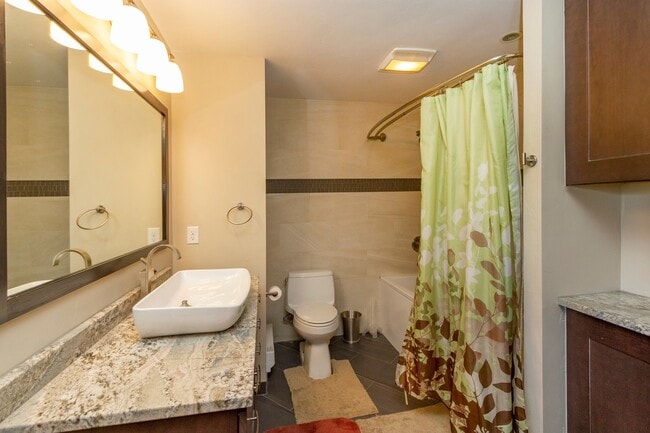 Building Photo - Woodworks Townhome- 3 Bedroom/3 Bath Unit w/Updated kitchen on the Bus Route