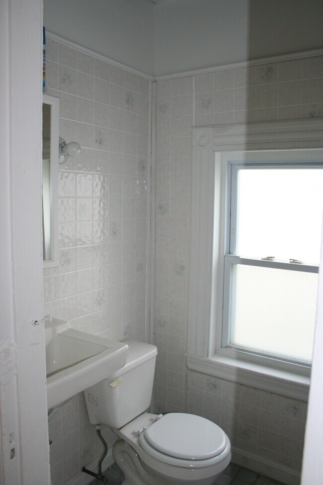 Building Photo - 258 W 6th St