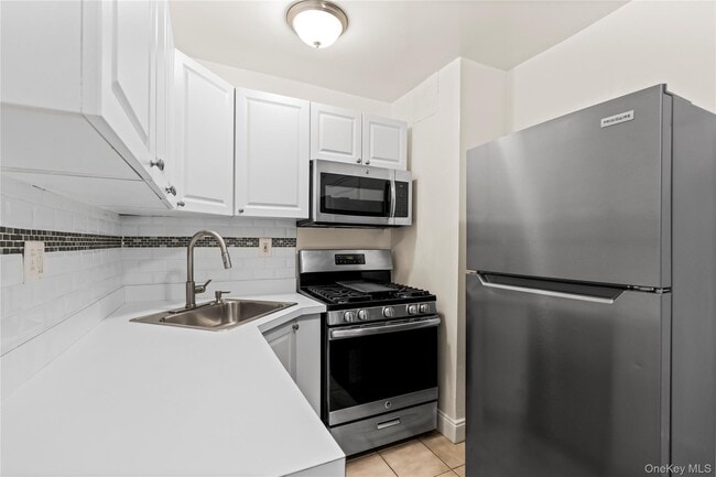 Building Photo - 140 E Hartsdale Ave