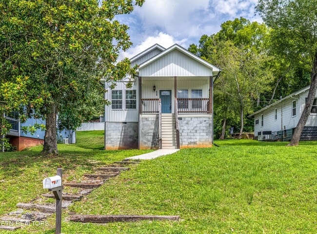 Building Photo - 619 Midlake Dr NE