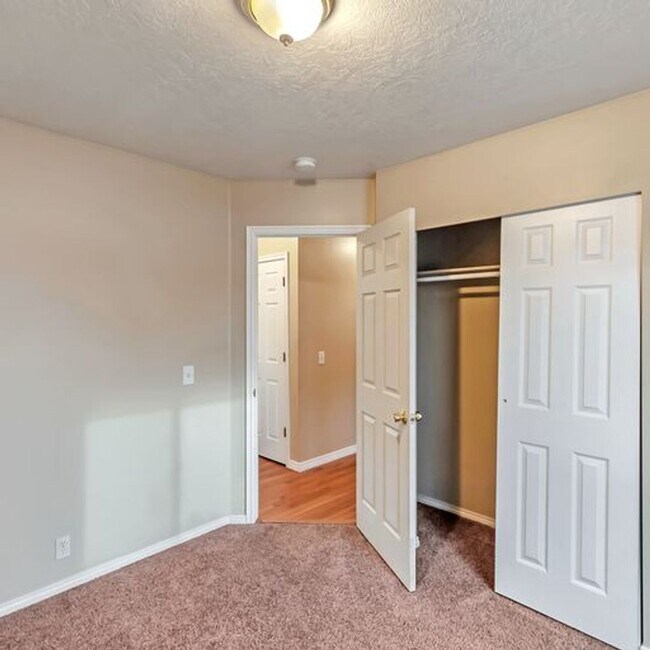 Building Photo - Awesome 4 Bedroom Pet Friendly Home w 2 car attached garage