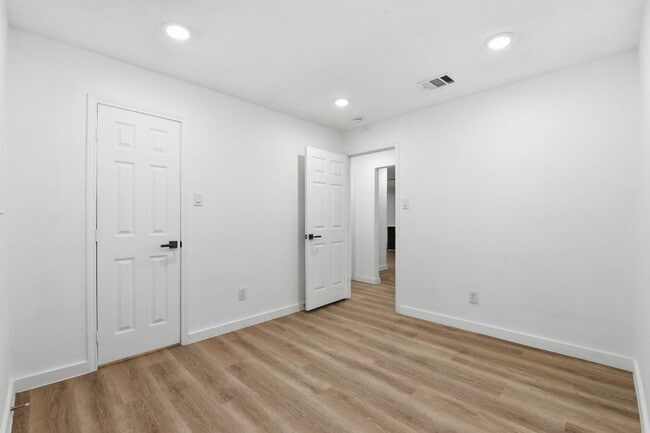 Building Photo - 6718 Deer Ridge Ln