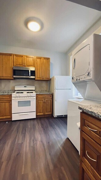 Building Photo - 148 Strathmore Rd