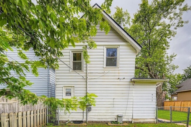 Building Photo - 911 Sims Ave