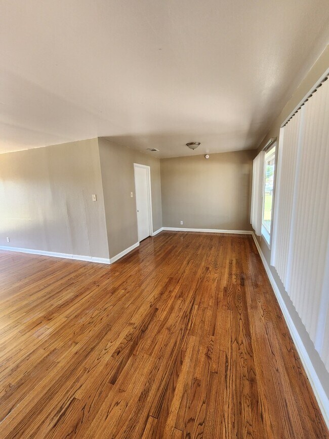 Building Photo - 3 bed 2 bath home with 1 car garage