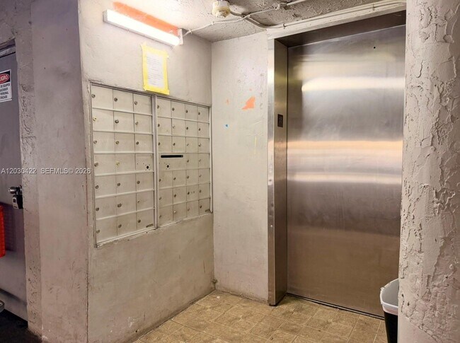 Building Photo - 1035 W 77th St
