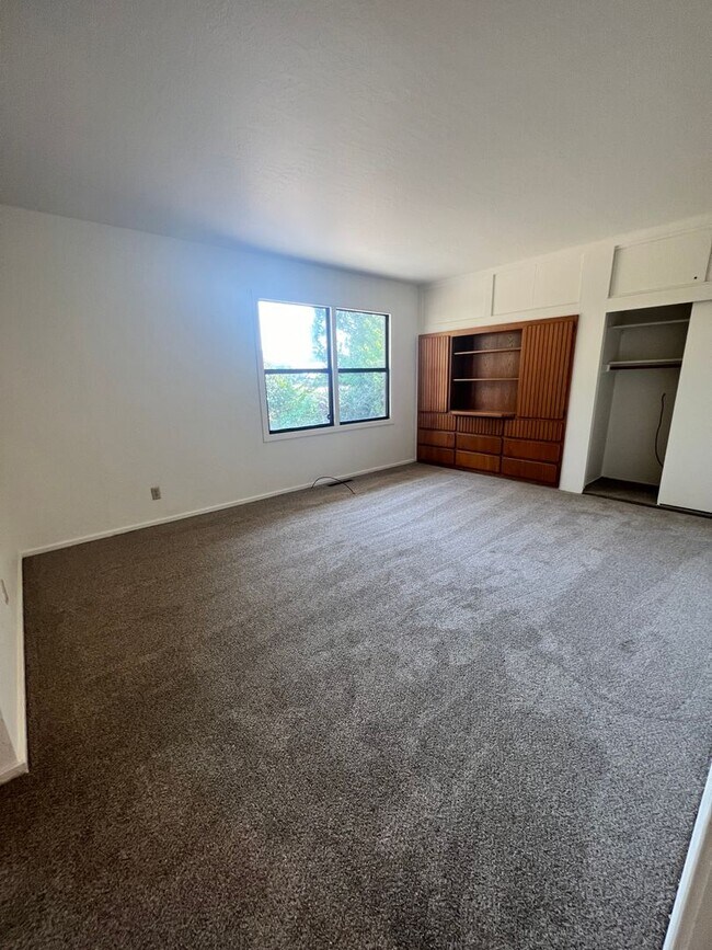 Building Photo - 2 Bedroom Blue Lake House with extra Loft Space!