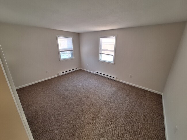 Building Photo - 204 Elm St