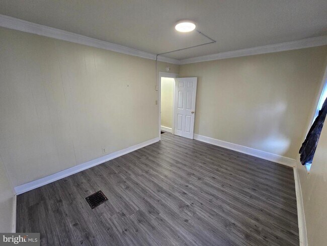 Building Photo - 330 Moss St