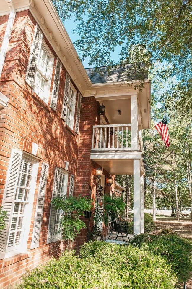 Building Photo - 565 Schaeffer Loop