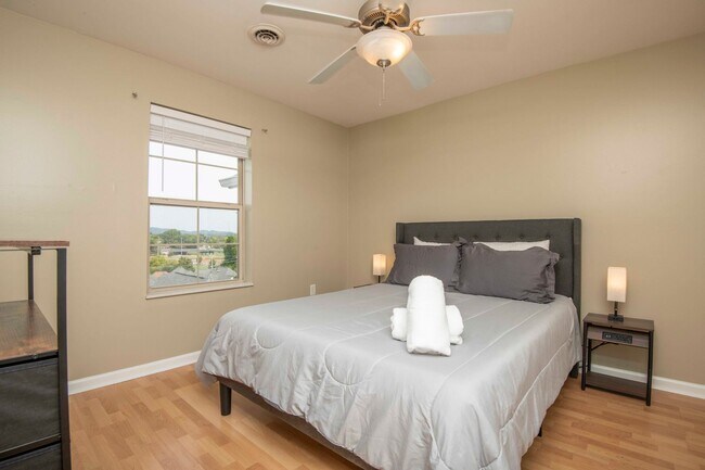 Building Photo - Knoxville 37916 - 3 bedroom, 2 bath condo in UT area, Short term rental considered @ $3400 a mont...