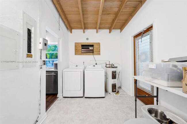 Building Photo - 2321 Tigertail Ct