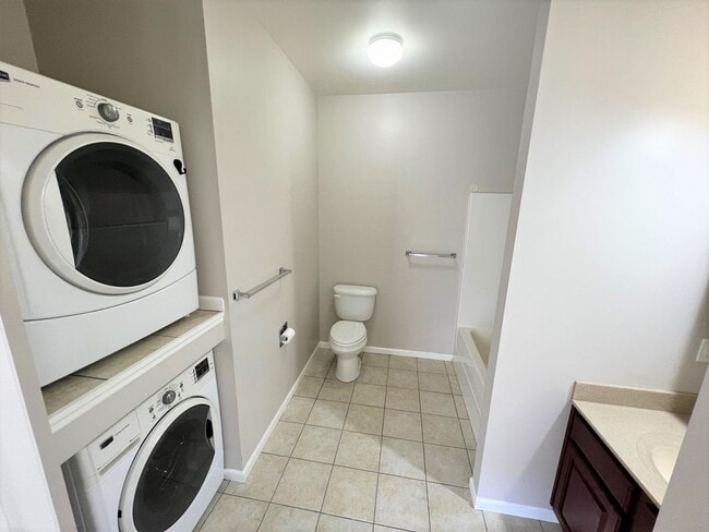 Building Photo - Pre-Leasing for 26/27 School Year