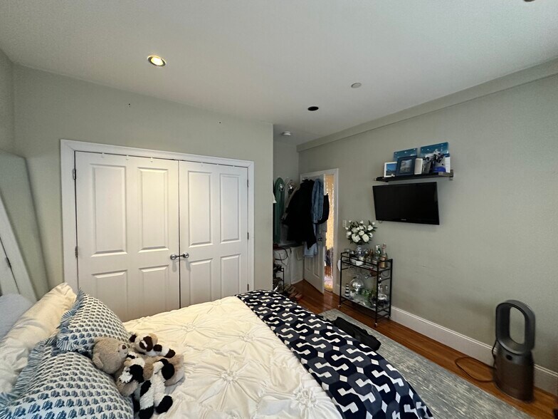 Building Photo - 148 Hillside St