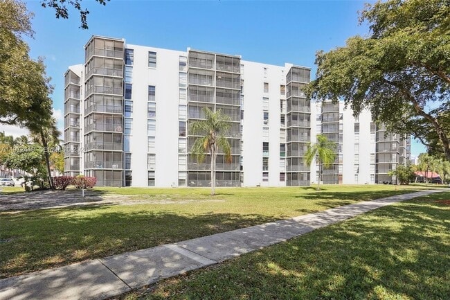 Building Photo - 3101 N Country Club Dr