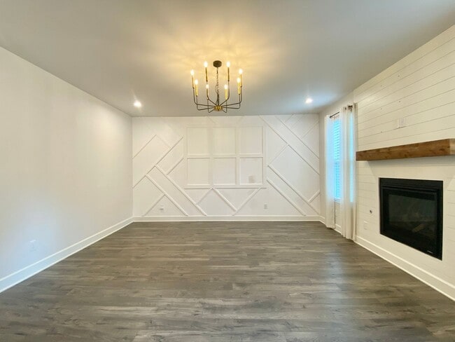 Building Photo - 4 Bedroom, 3 Bath Home w/ 2 Car Garage