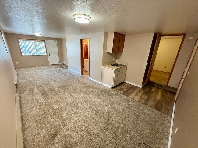 Building Photo - Welcome to this Charming 3 bedroom, 2 bath...