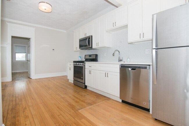 Building Photo - Sunny Spacious 3 Bedroom